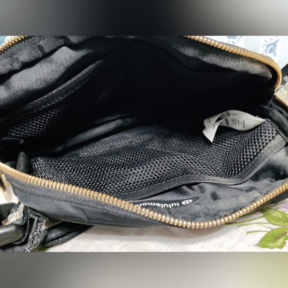 Lululemon Everywhere Belt Bag ✨️(Limited Edition) - Picture 4 of 6